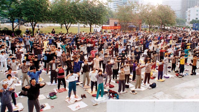 Pie de foto: Ejercicios matutinos de Falun Dafa en el parque de Beijing, 1998.